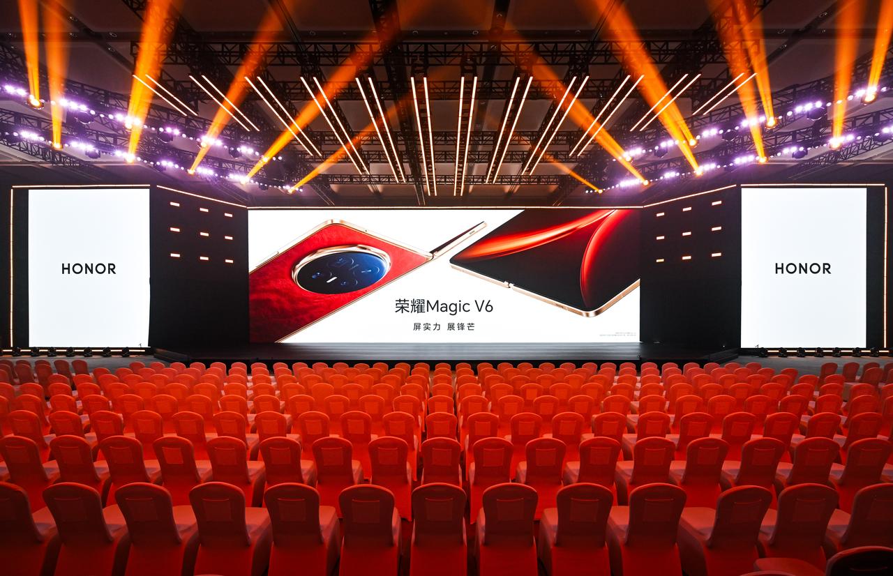 荣耀Magic V6发布会的现场是什么样子的呢？我刚刚看了看官宣的图片，可以说充