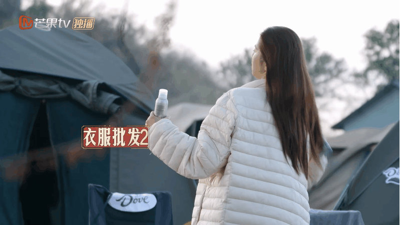 刘烨梳完头梳子黑了  早上刘烨梳个头发，发现梳子直接黑了，享受旅行时直接收获了来