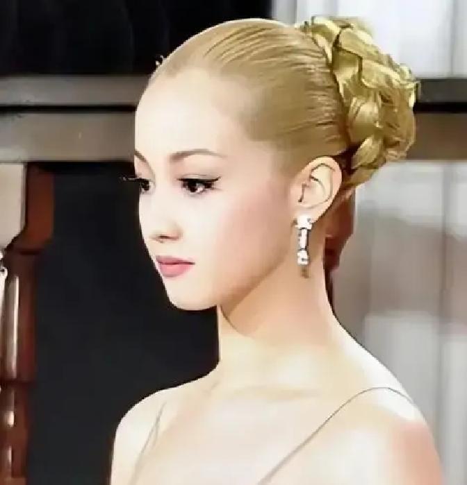 2009年，“亚洲第一美人”泽尻英龙华在婚前协议里规定，一个月只能过5次夫妻生活