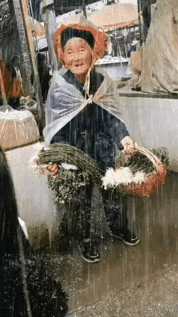 心痛！这是谁家老母亲？
这把年纪了还两手负重！
为啥大雨倾盆了还独自站在雨中？