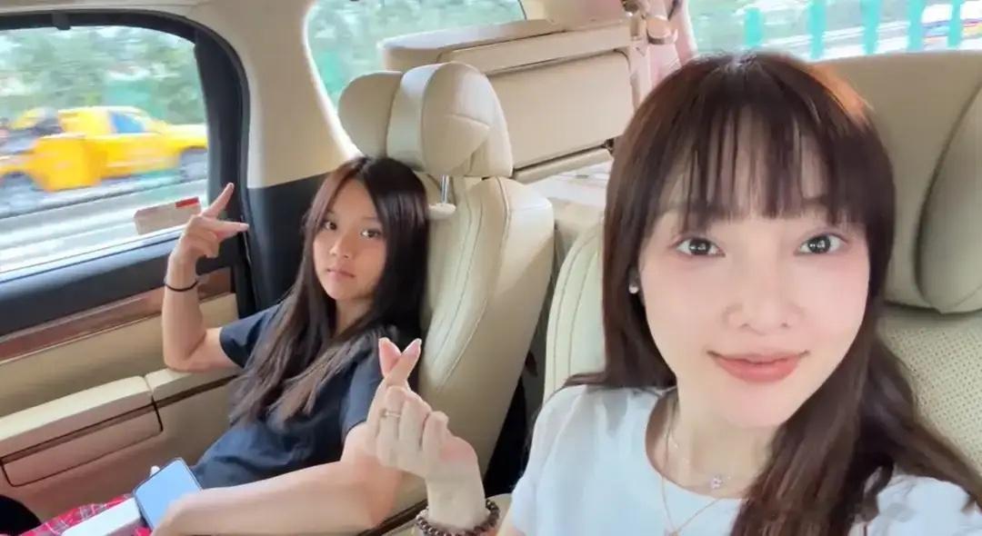贾乃亮女儿出国上夏校，13岁甜馨好开心，姥爷为她背包包，姥姥张伟欣穿粉色上衣打扮