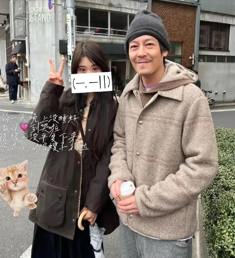 看到陈冠希头戴老年帽、穿卡其色上衣的样子，还真有点不敢认。曾经他可是娱乐圈的颜值