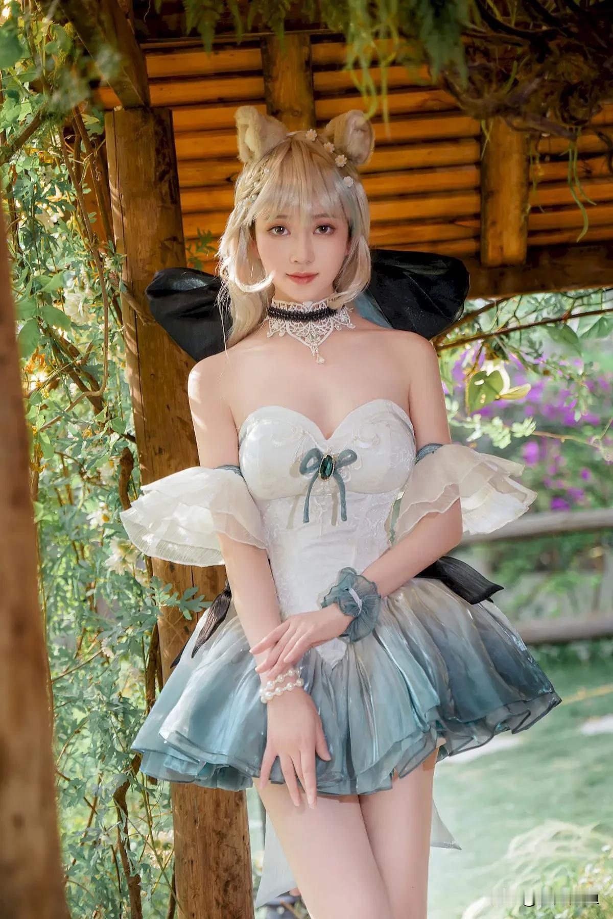 当藤蔓攀过木檐，暖黄灯泡串成星河流淌，她自森境童话中款步而来。渐变蓝白裙裾如溪涧