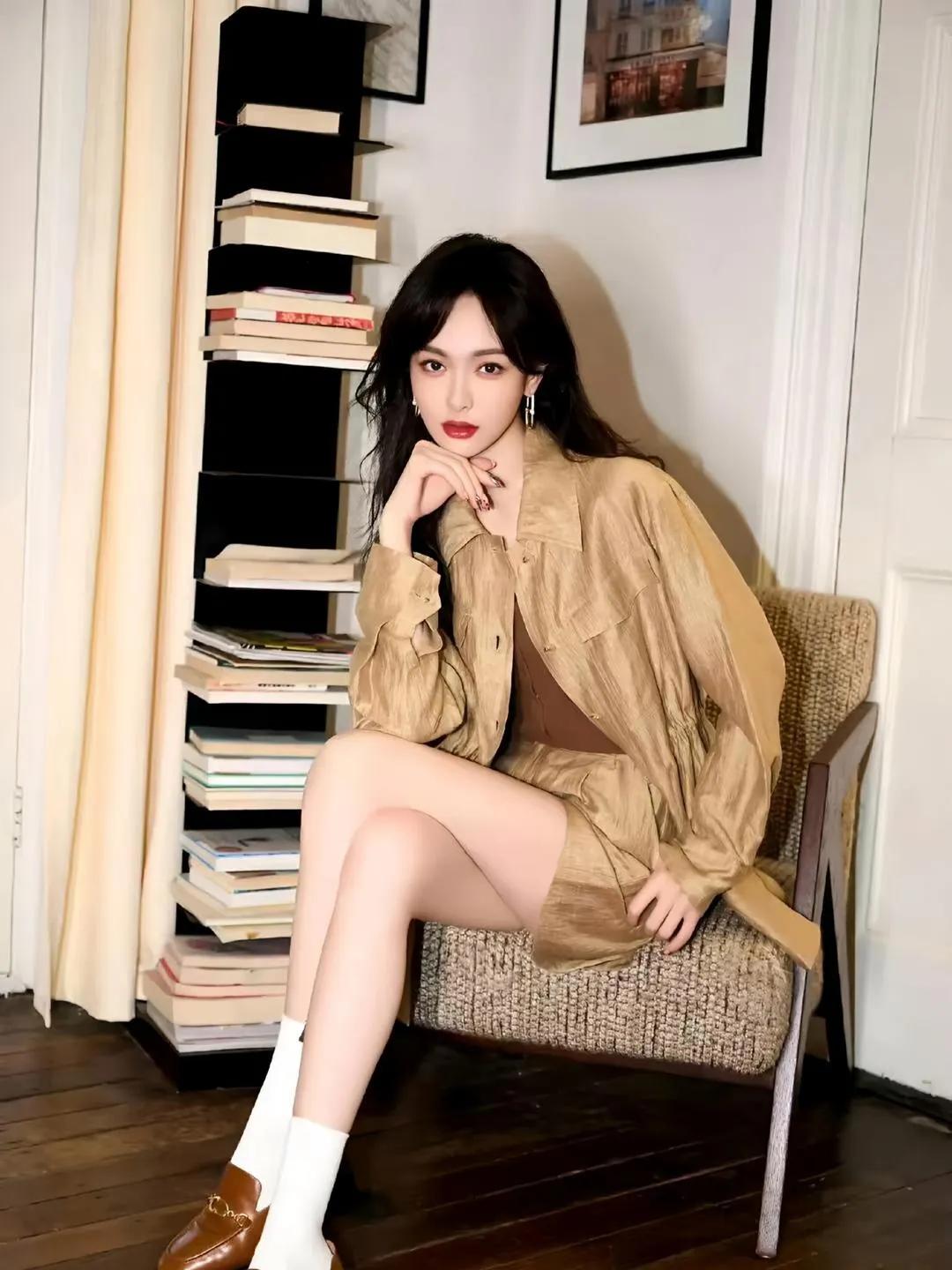 唐嫣的写真绝了！
每一张都美出天际，日常穿搭简约又不失个性，礼服造型更是惊艳全场