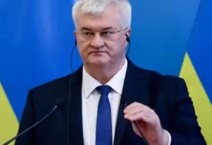 乌克兰外长宣布！他表示，凡是购买俄罗斯石油的国家，不得参与乌克兰重建工作。

说