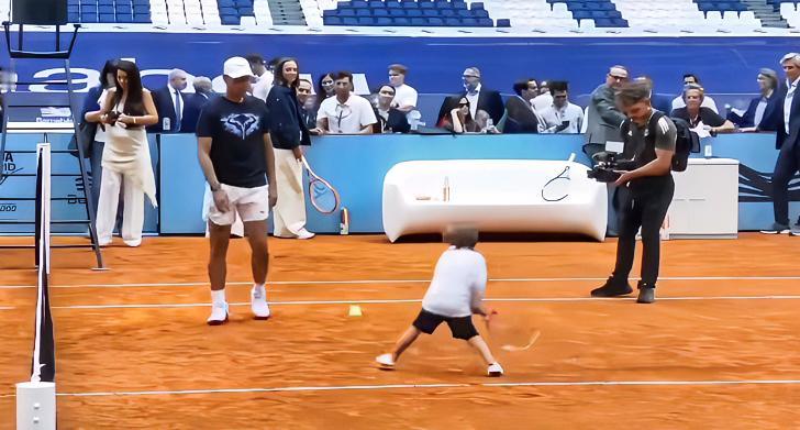 虎父无犬子！！
这不，红土之王纳达尔带着儿子小拉法在马德里参加活动！红土赛场上，