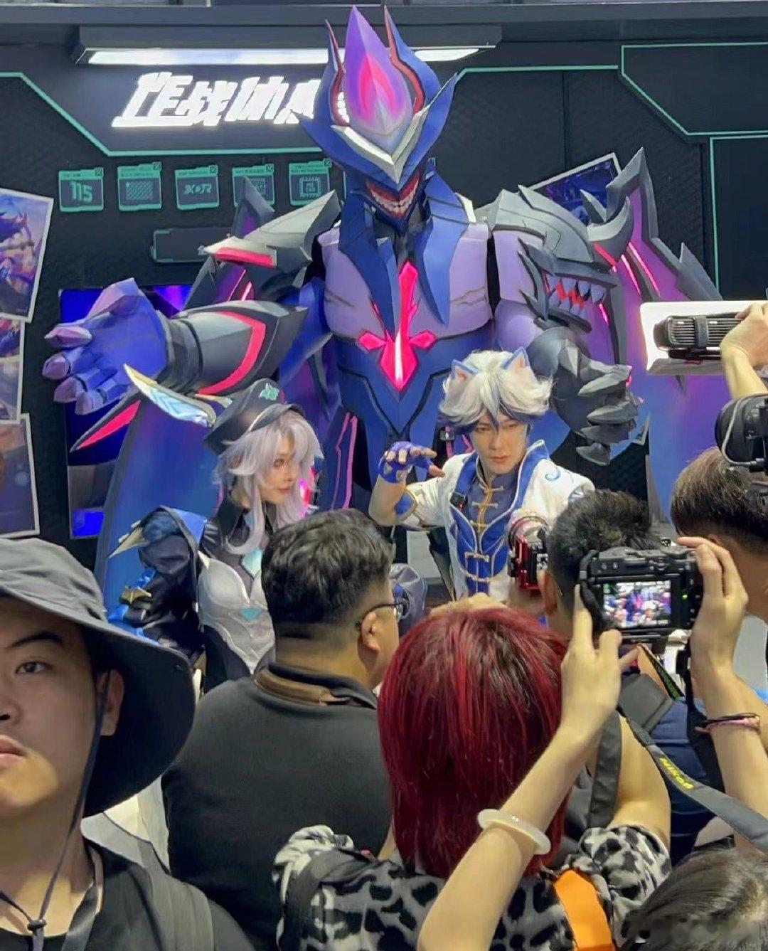 #汪东城[超话]##汪东城又去漫展了# 漫迷心中的偶像再次降临，汪东城此次挑战经