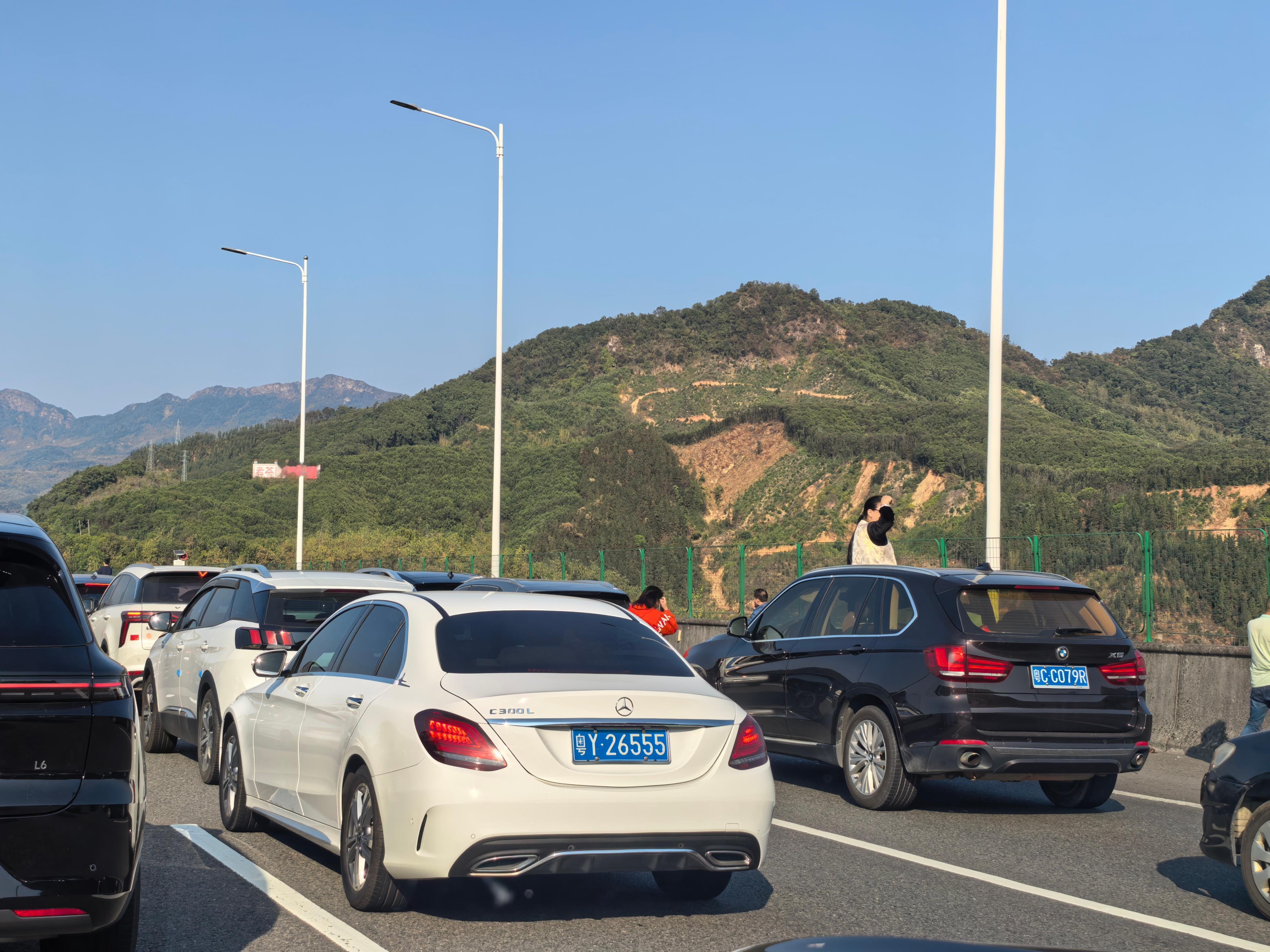 2.8 公里要堵 40 分钟，今天明明才年初二呀。