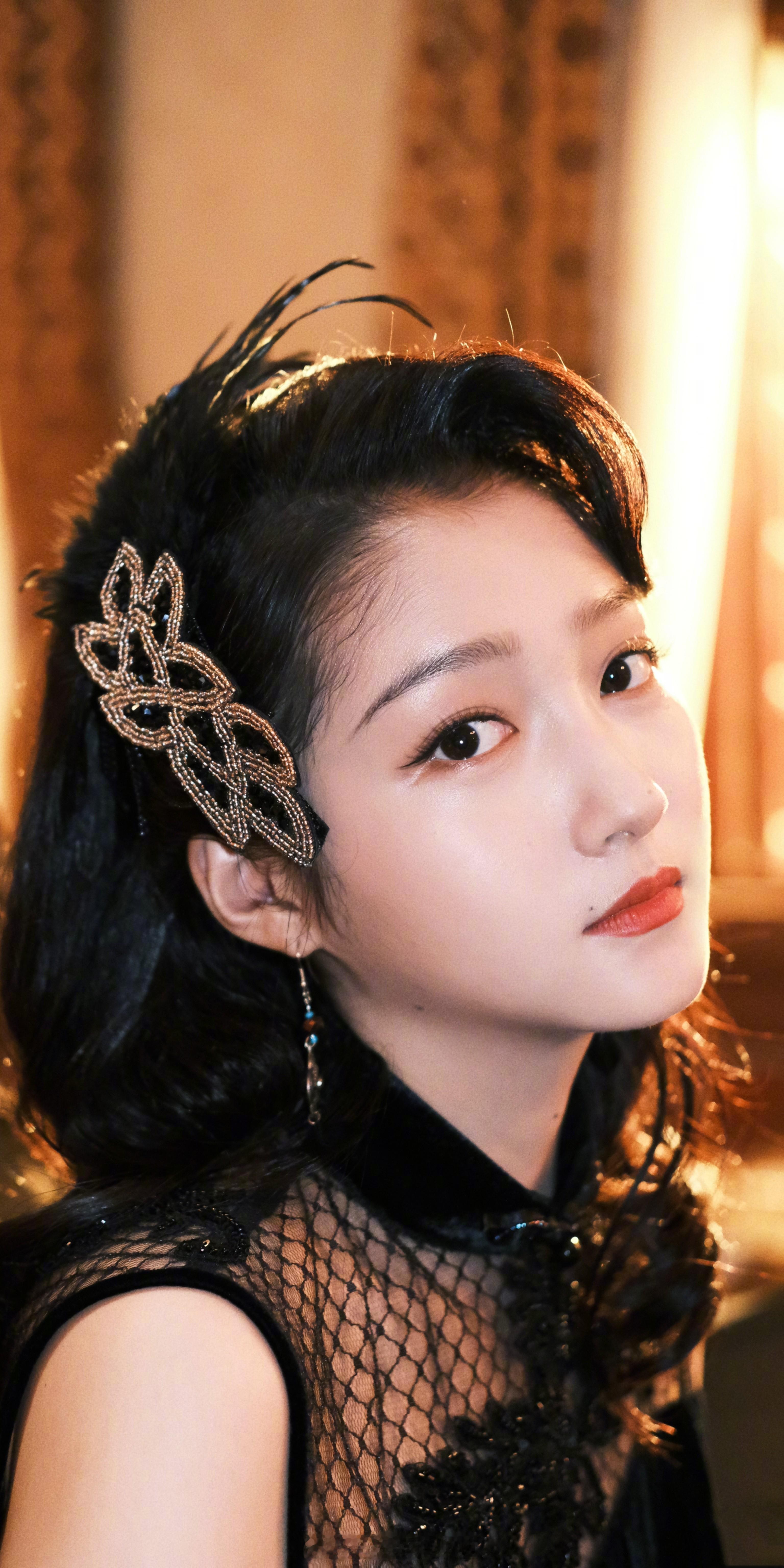 关晓彤变身梅花红桃民国美女特工 ​​​
