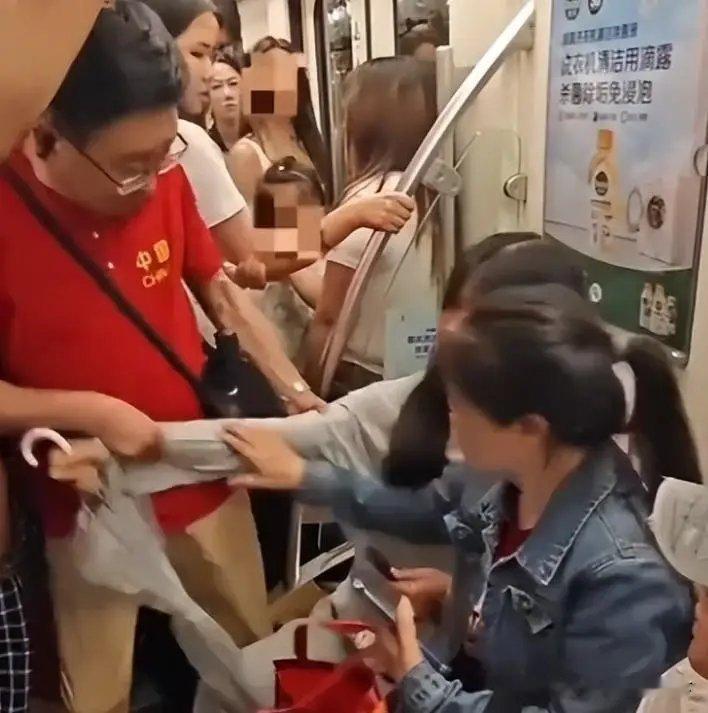 成都地铁老人拉扯女孩让座，和家长动手，官方回应，网友愤怒 