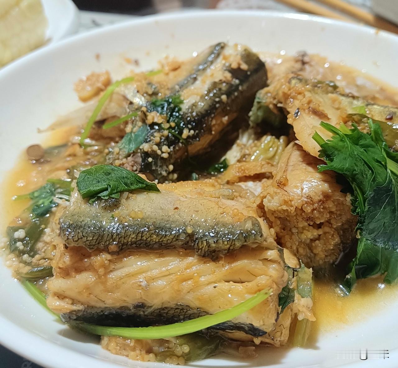 好神奇，鱼刺是绿色的青条鱼～～
今天在望海寺市场买到了新鲜的青条鱼。

青条鱼又