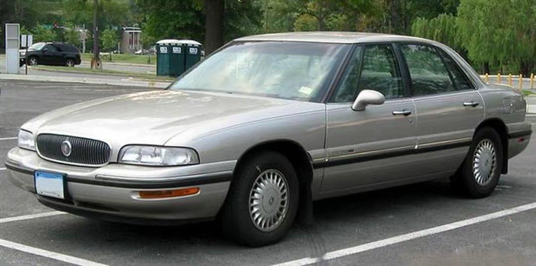 #大v聊车# 1992年别克LeSabre是一款全尺寸轿车，外观优雅，内饰豪华，
