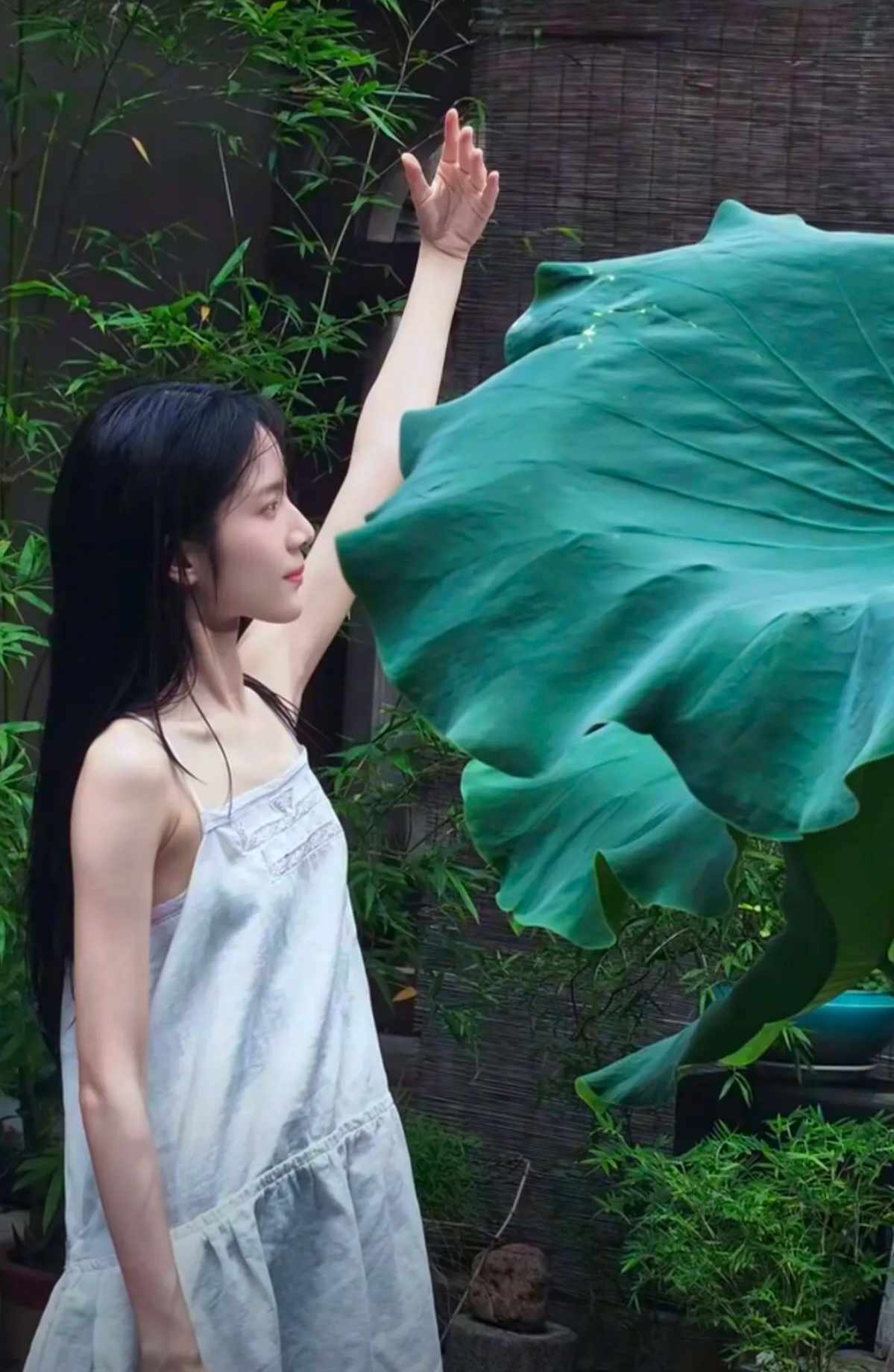 李思潼上芭莎电影杂志了！她穿的裙子是第一个大牌赞助？ 
