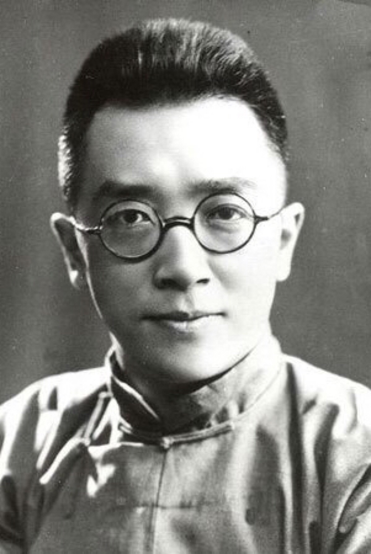 那些缩进后台去静坐的人都是懦夫，那些袖着双手只会看戏的人，也都是懦夫。这个世界岂