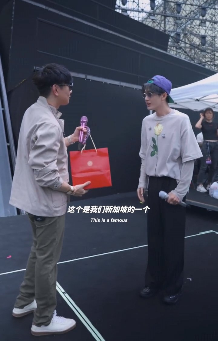 林俊杰给檀健次送蛋糕一听到JJ哥说是送他的，就乖乖立正了 ​​​