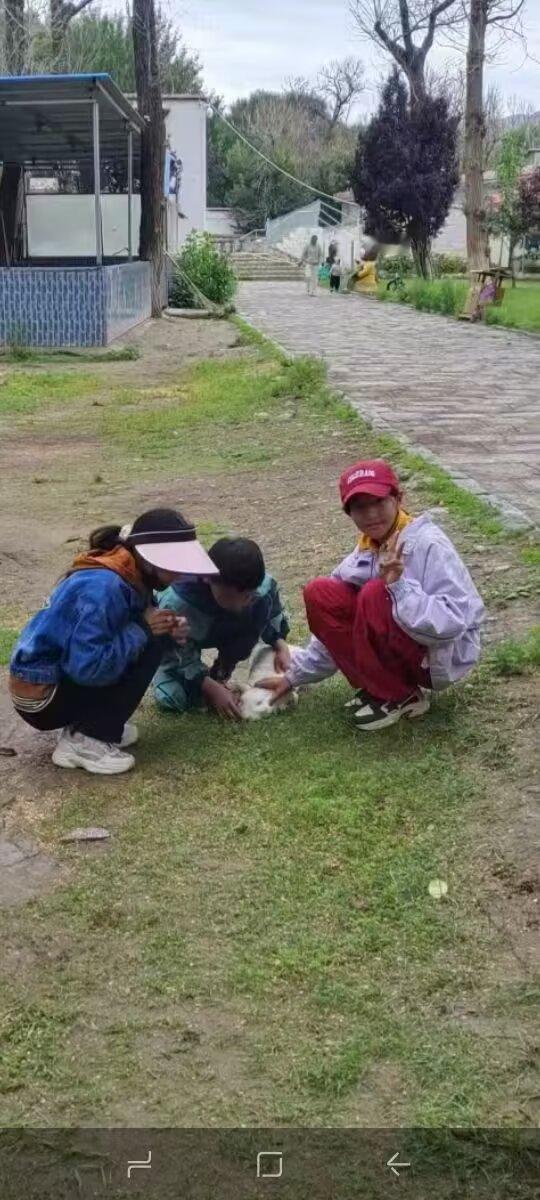 遇到难事儿别藏心里，爸爸的耳朵永远为你敞开，哪怕帮不上大忙，也能帮你一起捋捋思路