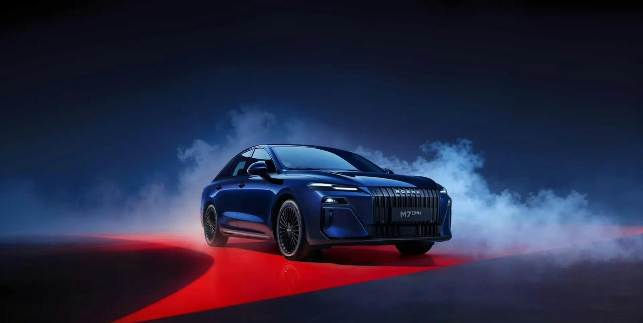 荣威M7黑马版官图发布，朋友们觉得好看嘛？
专属定制的蓝黑色车漆
格栅/轮毂/侧