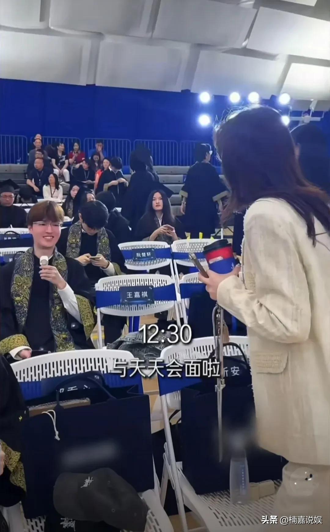 马景涛前妻晒照，参加大儿子马世天（天天）的高中毕业典礼，大儿子的眉眼好帅气，既像