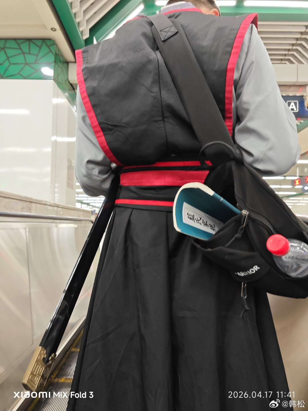 看到一个穿越的人，很想从后面把他的剑给偷拔了。好奇包包里《蓝氏家规》是什么书。查