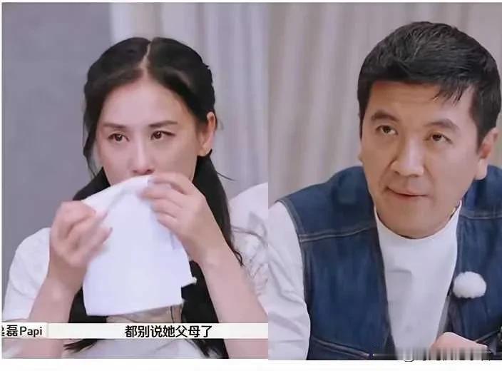 杨子的家庭观念真的很淡薄，他的心目中家人并不重要，陪伴也是不必要的。
黄圣依的朋