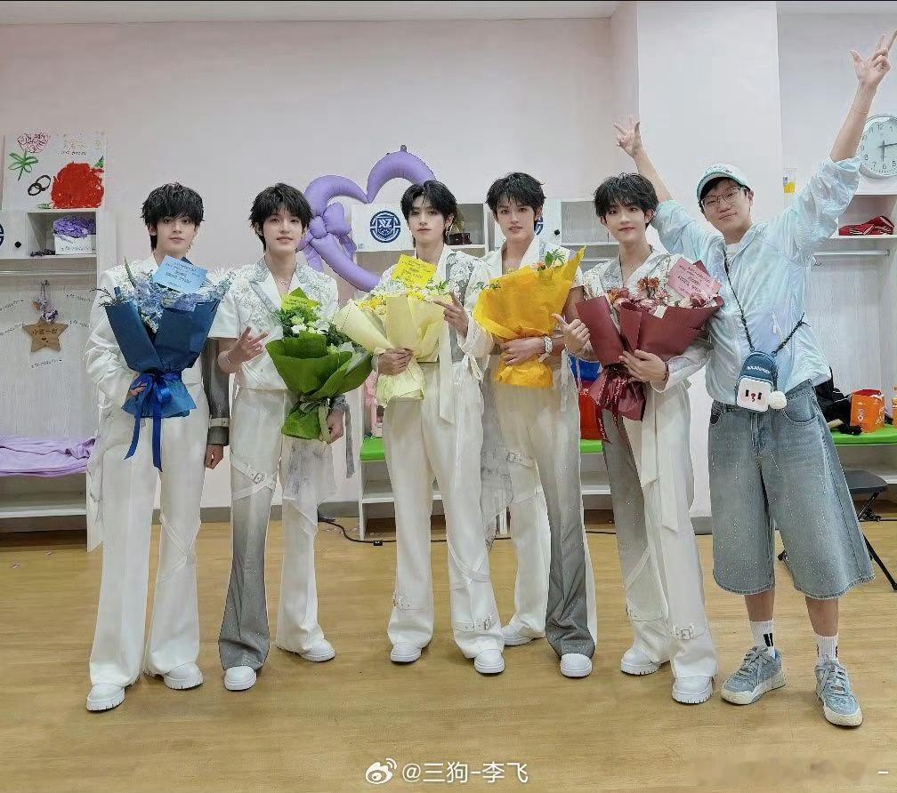 李飞昨天去看top演唱会了 发的合照 ​​​