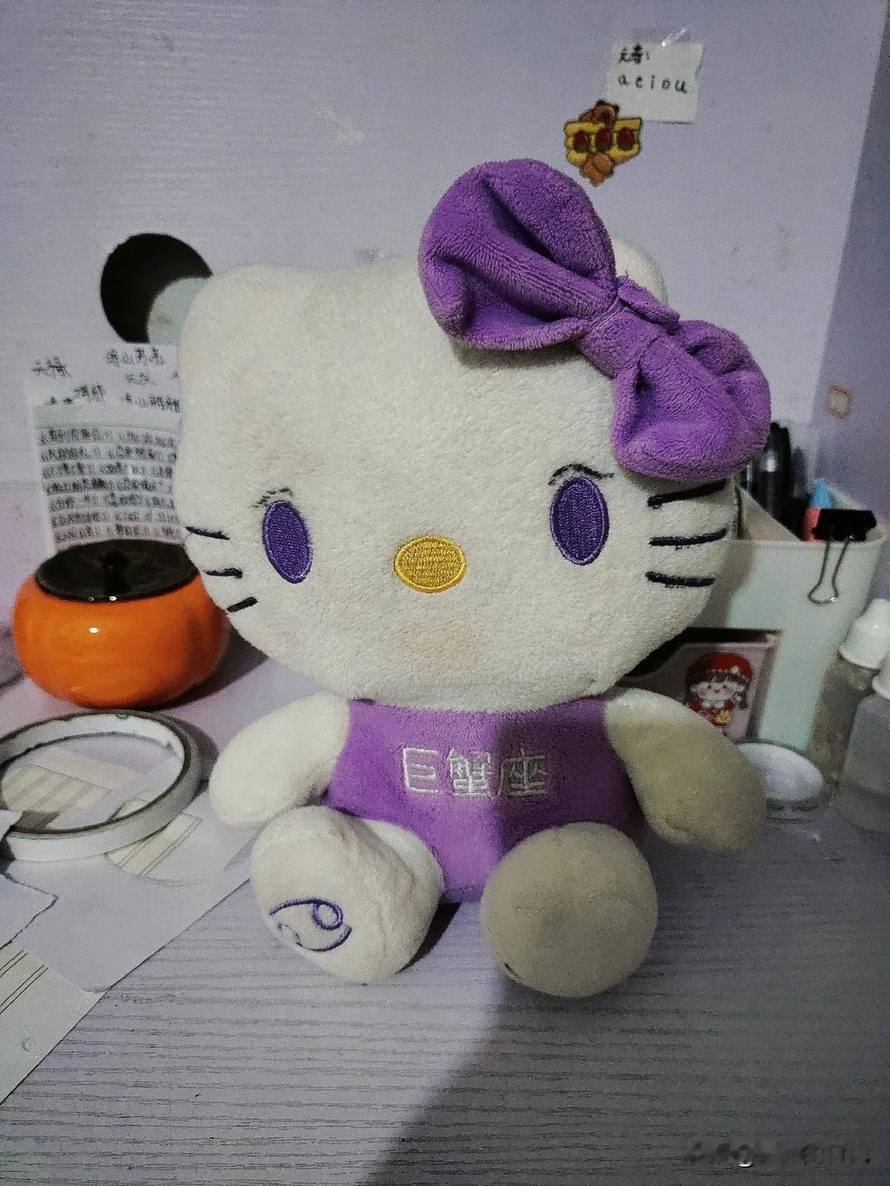 我发现女儿特别怕老师。一听到对方是老师就不吭声了。

有一个亲戚是当老师的，国庆