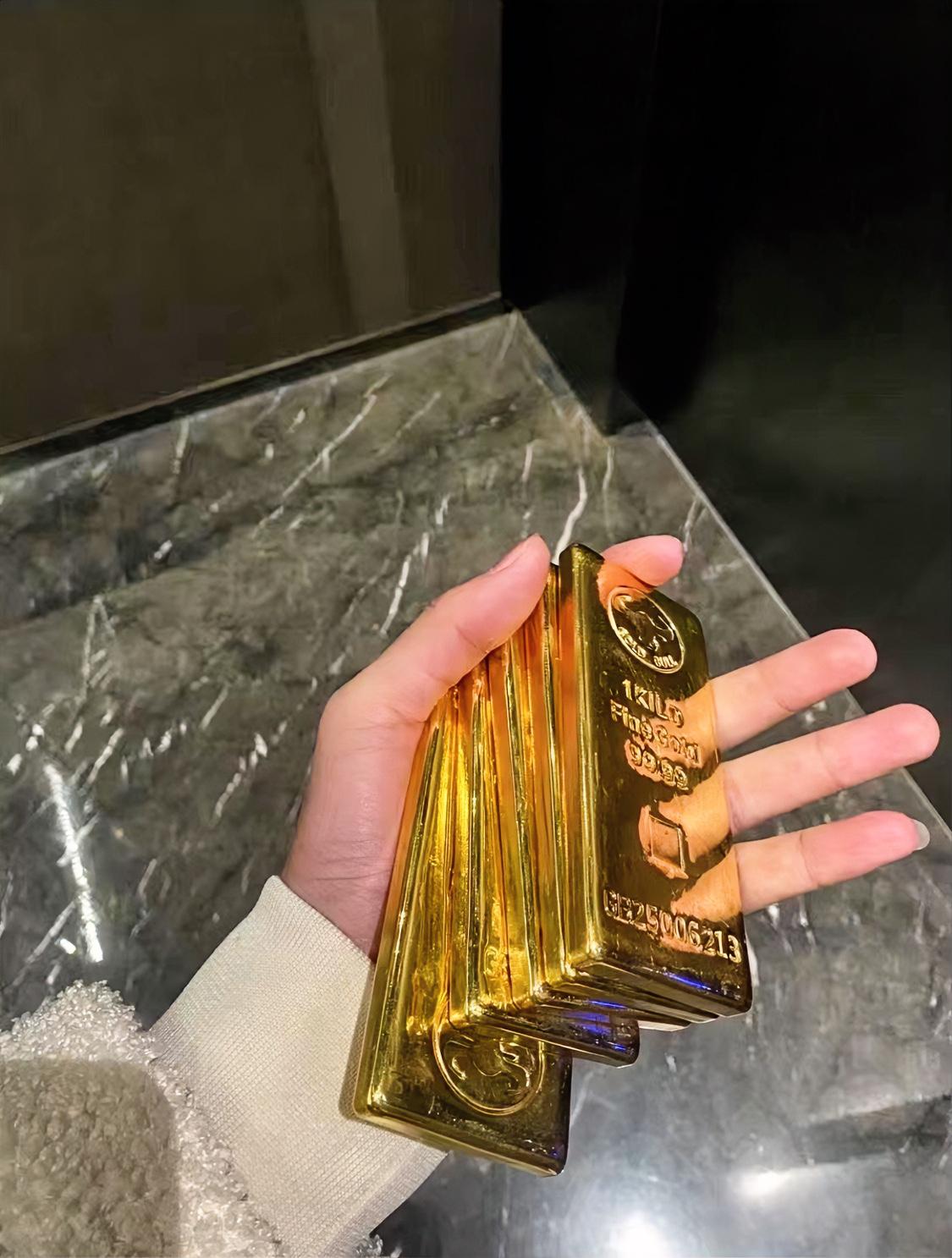 囤金条的今天彻底凉透！前天金价破千，朋友圈全是晒买入的，昨天直接跳水，一克跌29