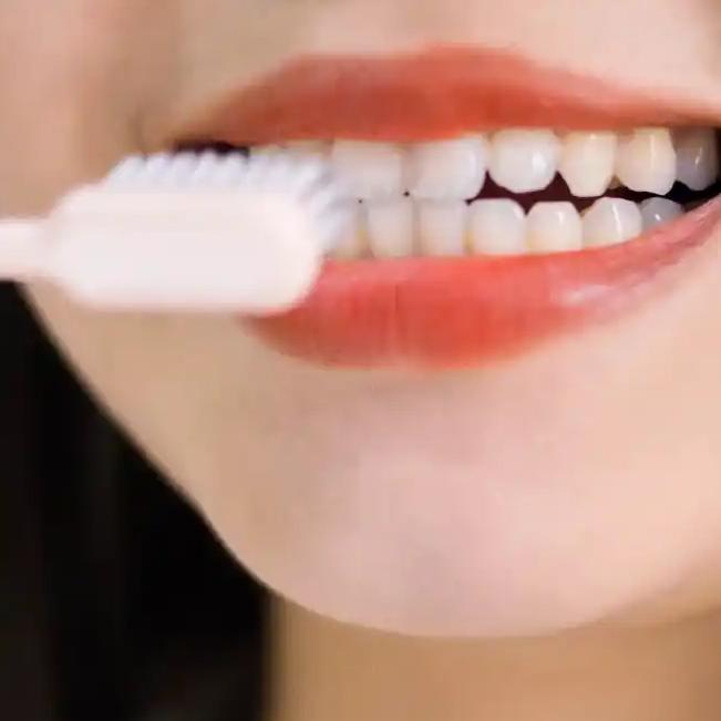 睡前刷牙确实不是保护牙齿的唯一防线，将时间提前到饭后半小时至一小时效果更好。
