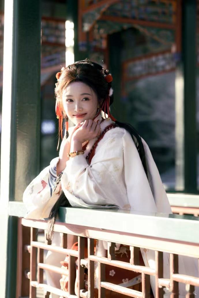 吴宣仪红白明制汉服 吴宣仪红白明制汉服，吴宣仪生日照送达，元气满满的小选啊，新的