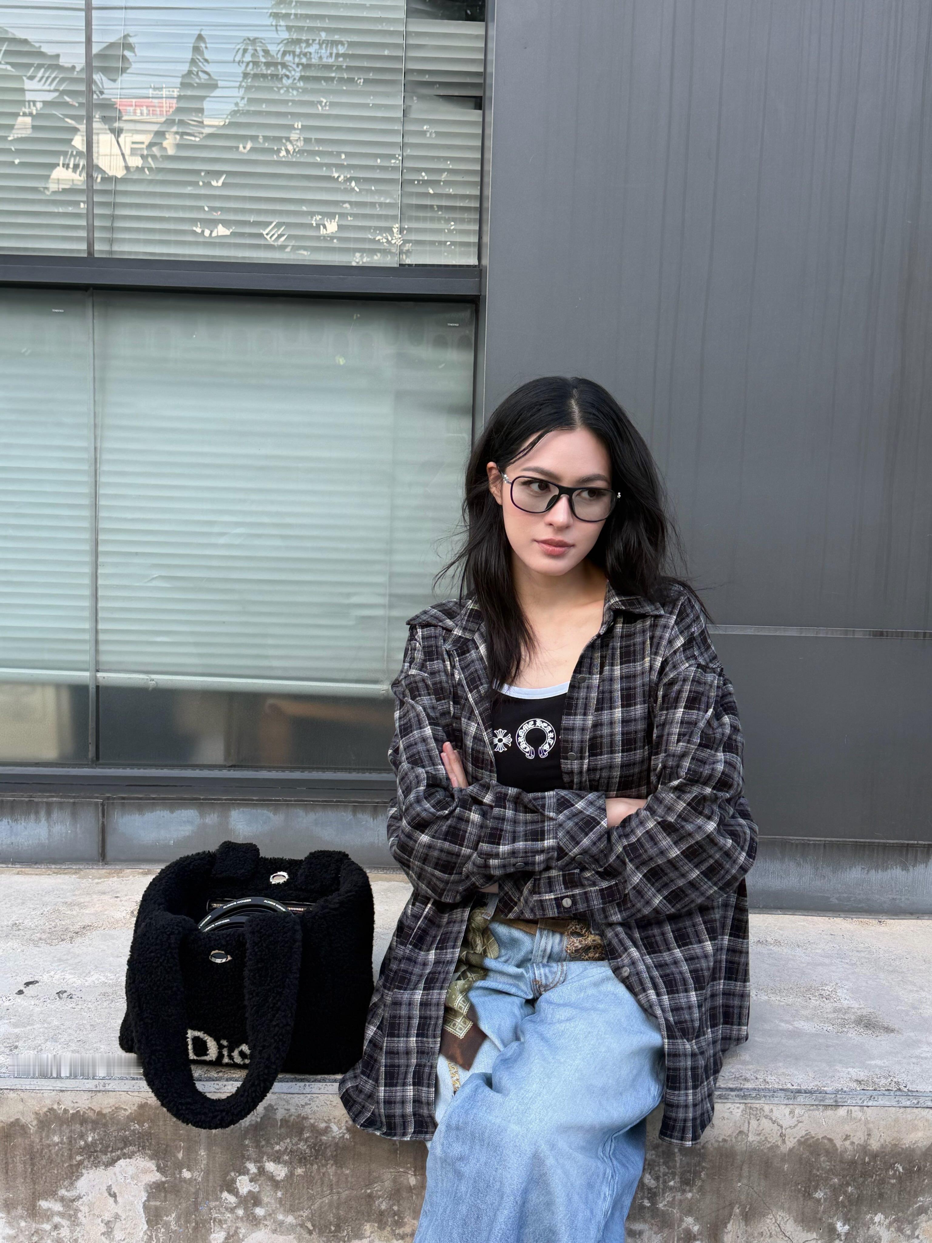 “你是夏日繁盛的香樟 扎根在我温暖的心房 愁眉弯唇悉数为你 从此眉间心上只你一人