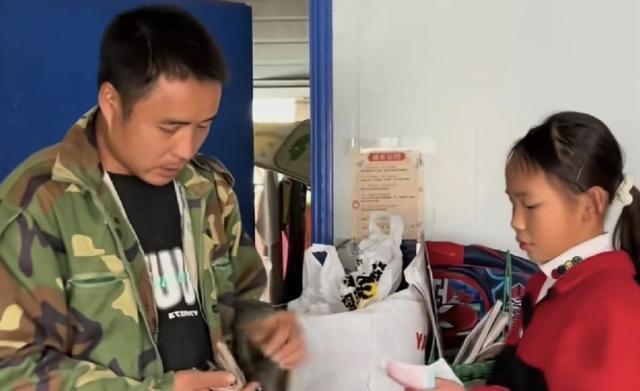 哥嫂双亡后，贵州男子欲接侄女回家，妻子的回应暖了整个山村
 
在贵州偏远的山村里