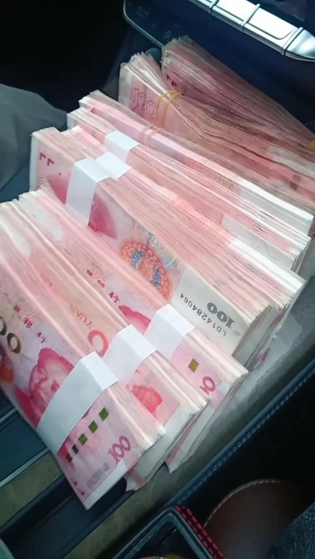 谁懂啊！收藏圈常说的“币王”真的绝了～
1️⃣币王的魅力：它的设计和材质都很有讲