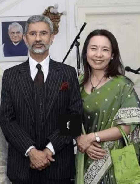 [浮云]印度外长苏杰生的妻子京子是日本裔，1996年41岁的苏杰生任驻日副大使时