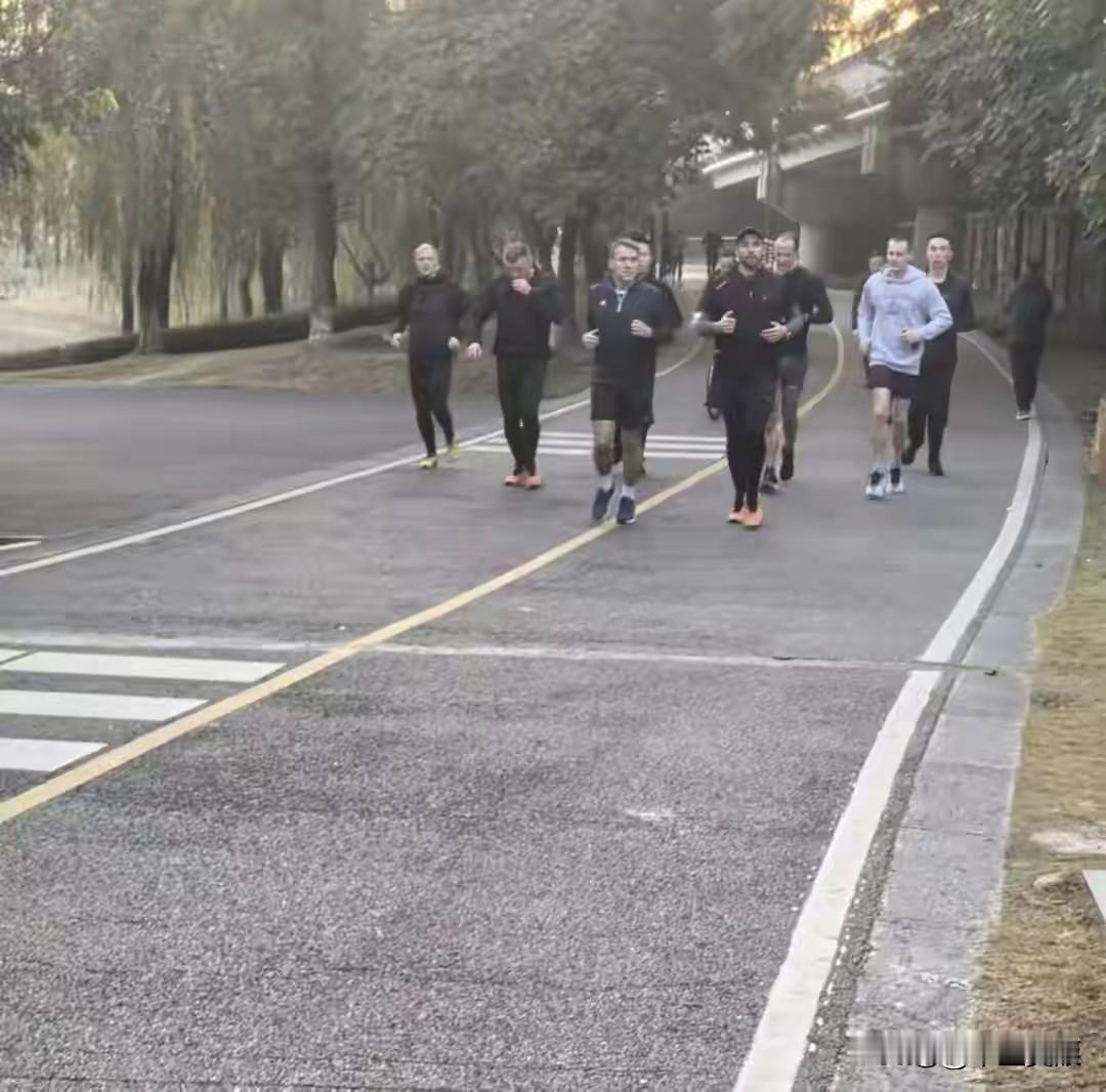 马克龙成都晨跑透露出那些信息;

1）我是一个晨跑爱好者;

2）告诉国内的民众