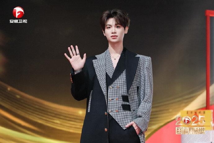 黄明昊@jjjustin0219 红毯现场图来啦！2025国剧盛典红毯2025国