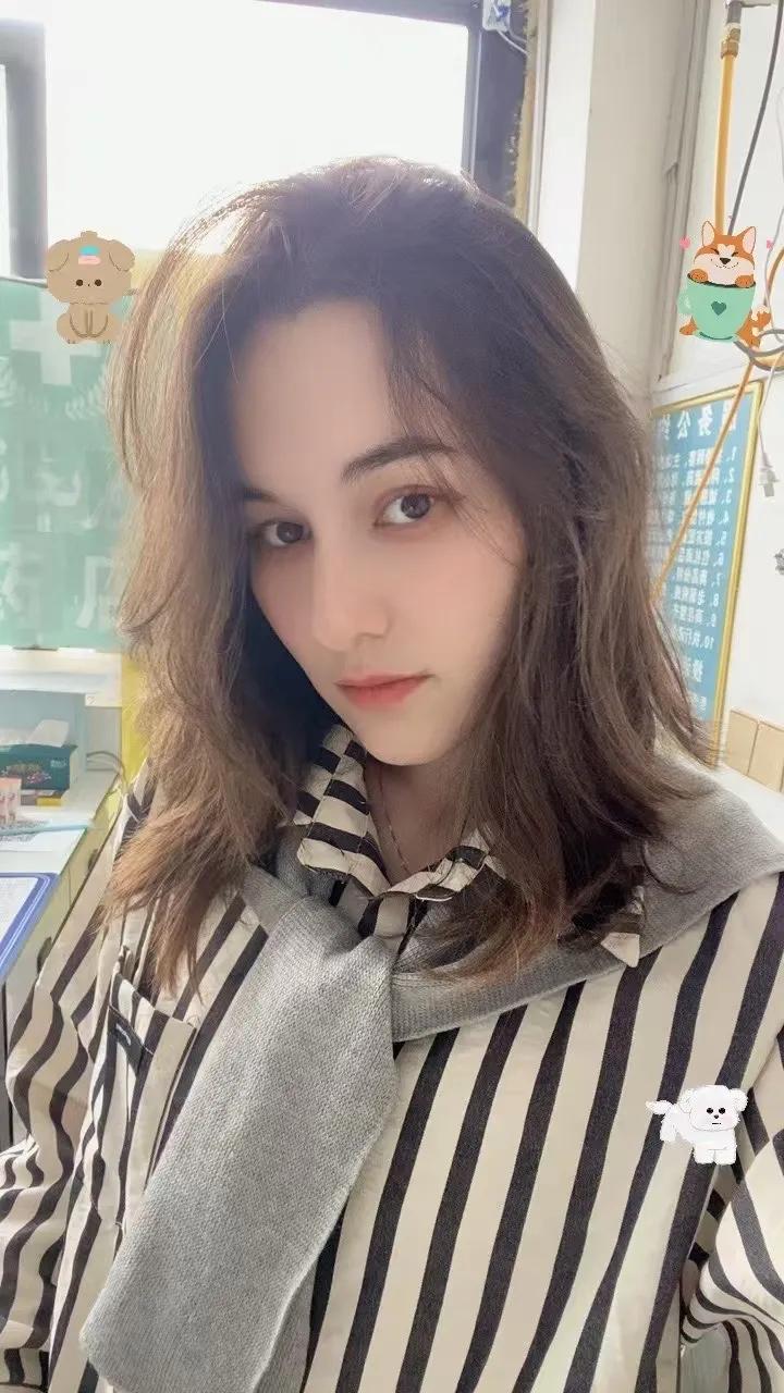 蝴蝶兰是一种非常美丽的兰花，它的花朵形状优雅，色彩丰富，花瓣边缘有着类似蝴蝶翅膀