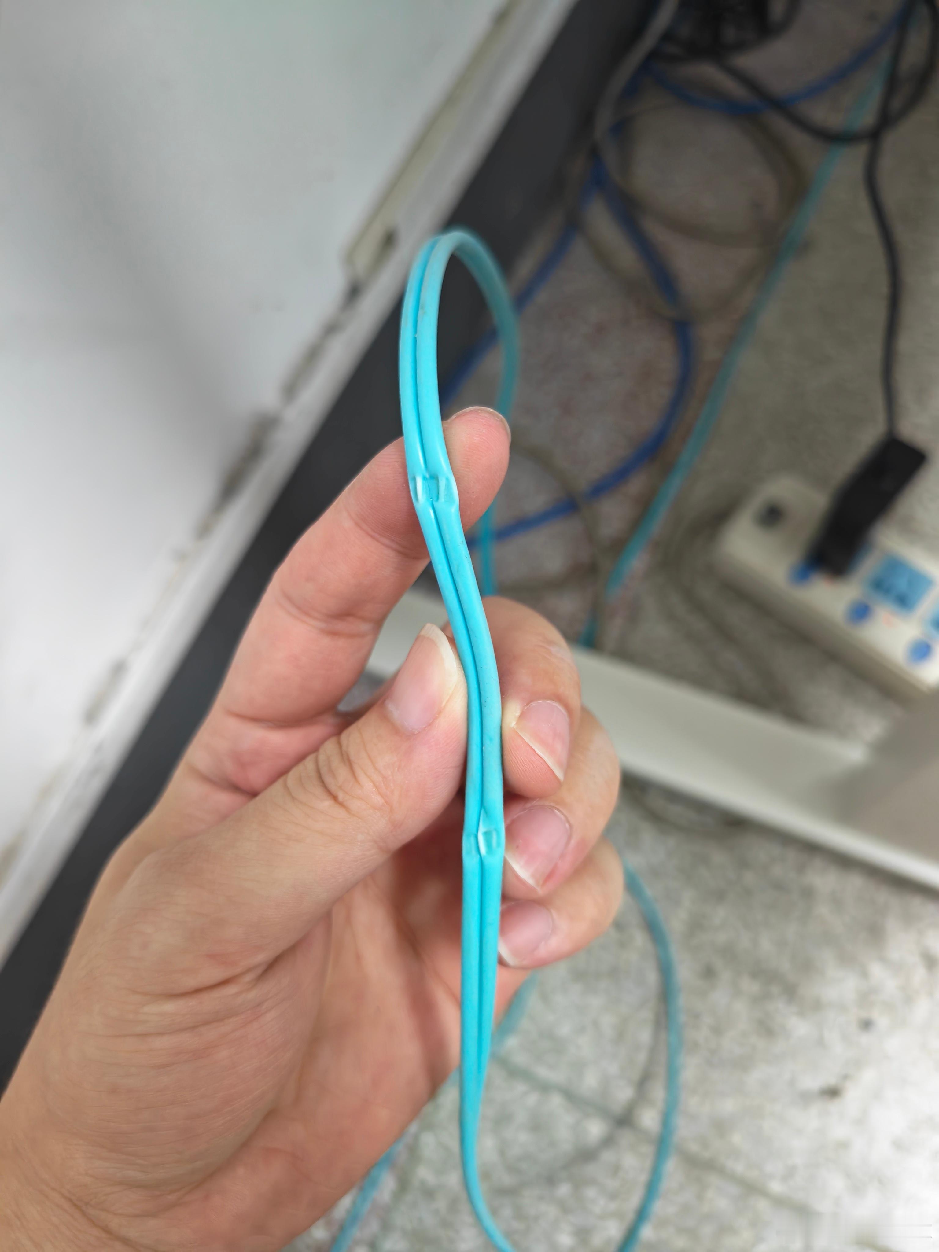 同事说网络很卡！我重启了一下交换机和路由器，还是没用，然后我看了一下光纤被压在了