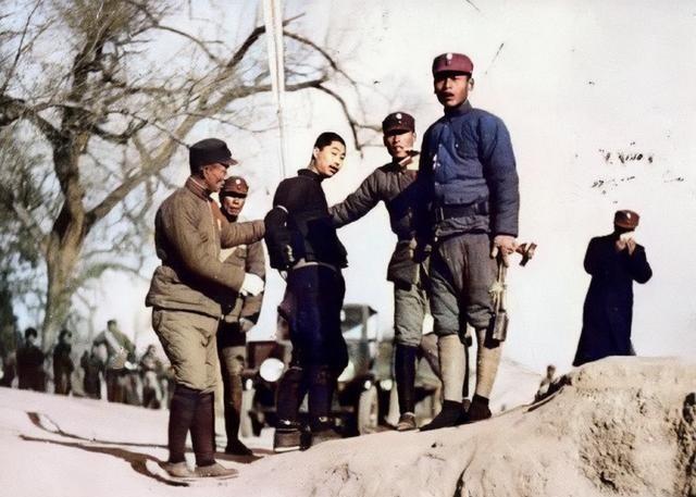 别再被民国偶像剧骗了，以为当年没人管鸦片走私？这张1935年华北的上色老照片，说