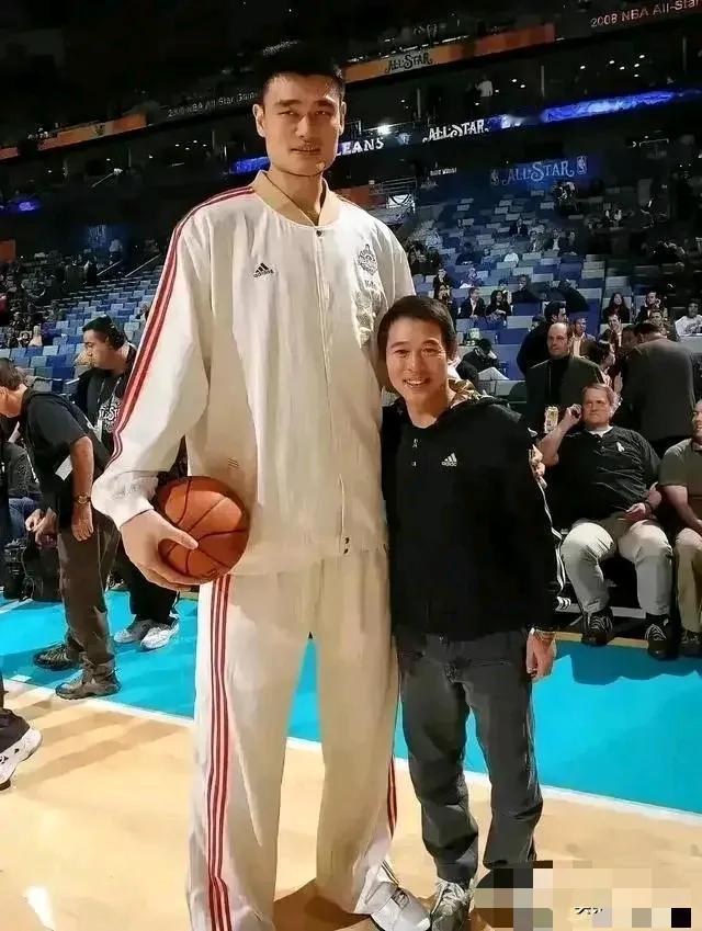 在姚明面前
谁敢说自己不是侏儒
功夫巨星李连杰也不例外