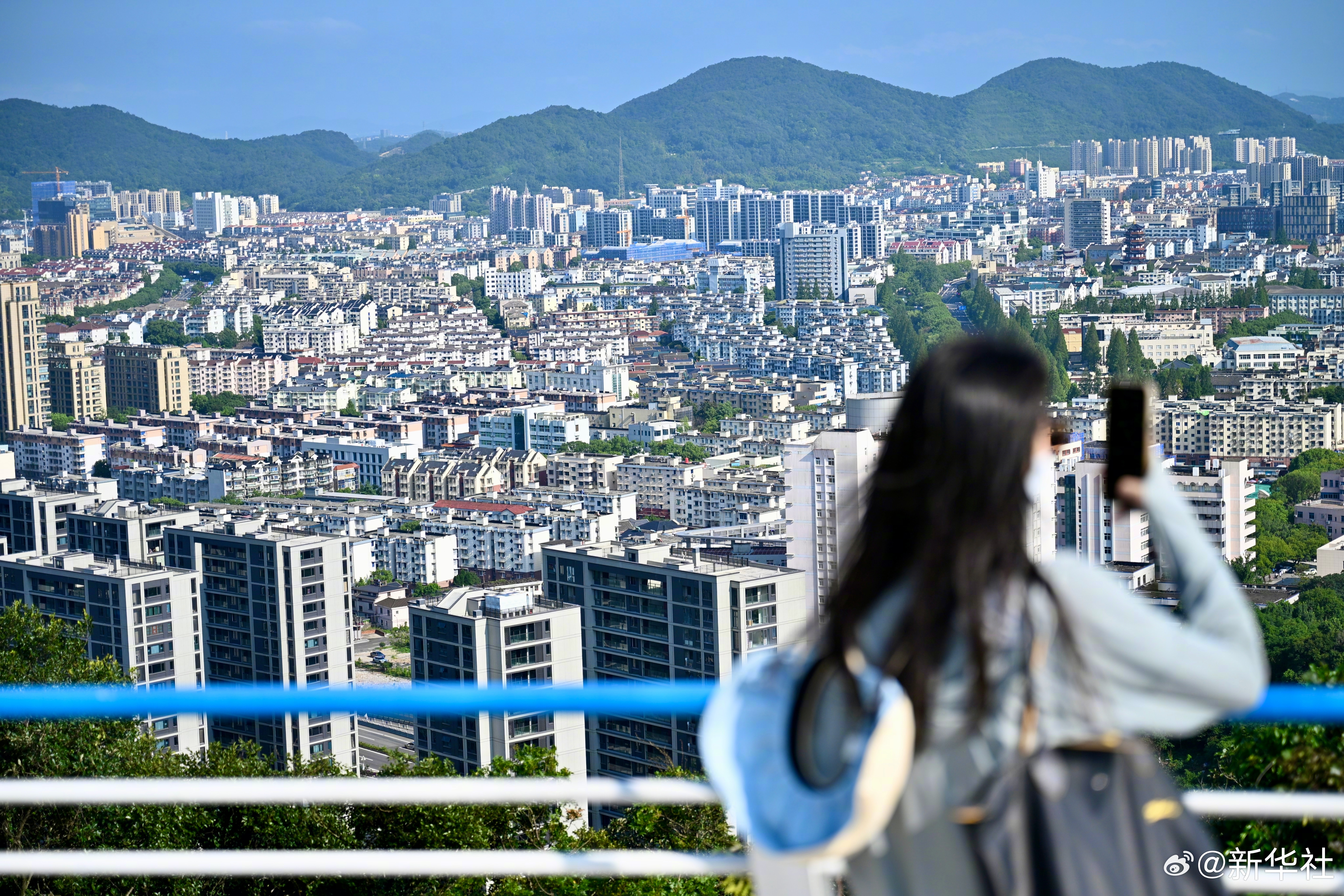 #活力中国调研行#【#施工便道摇身一变东海云廊#】浙江省舟山市定海区三面环山，一