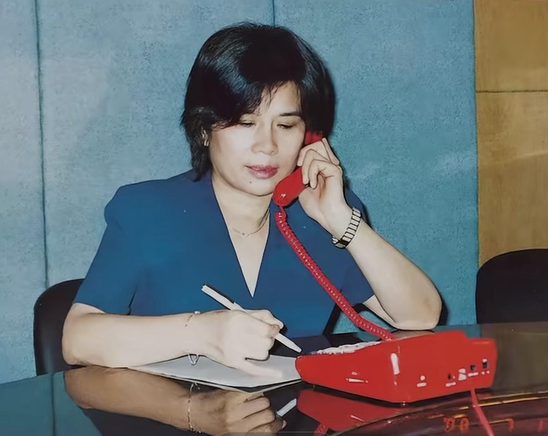 年轻时的董明珠在办公室办公时的一幕。