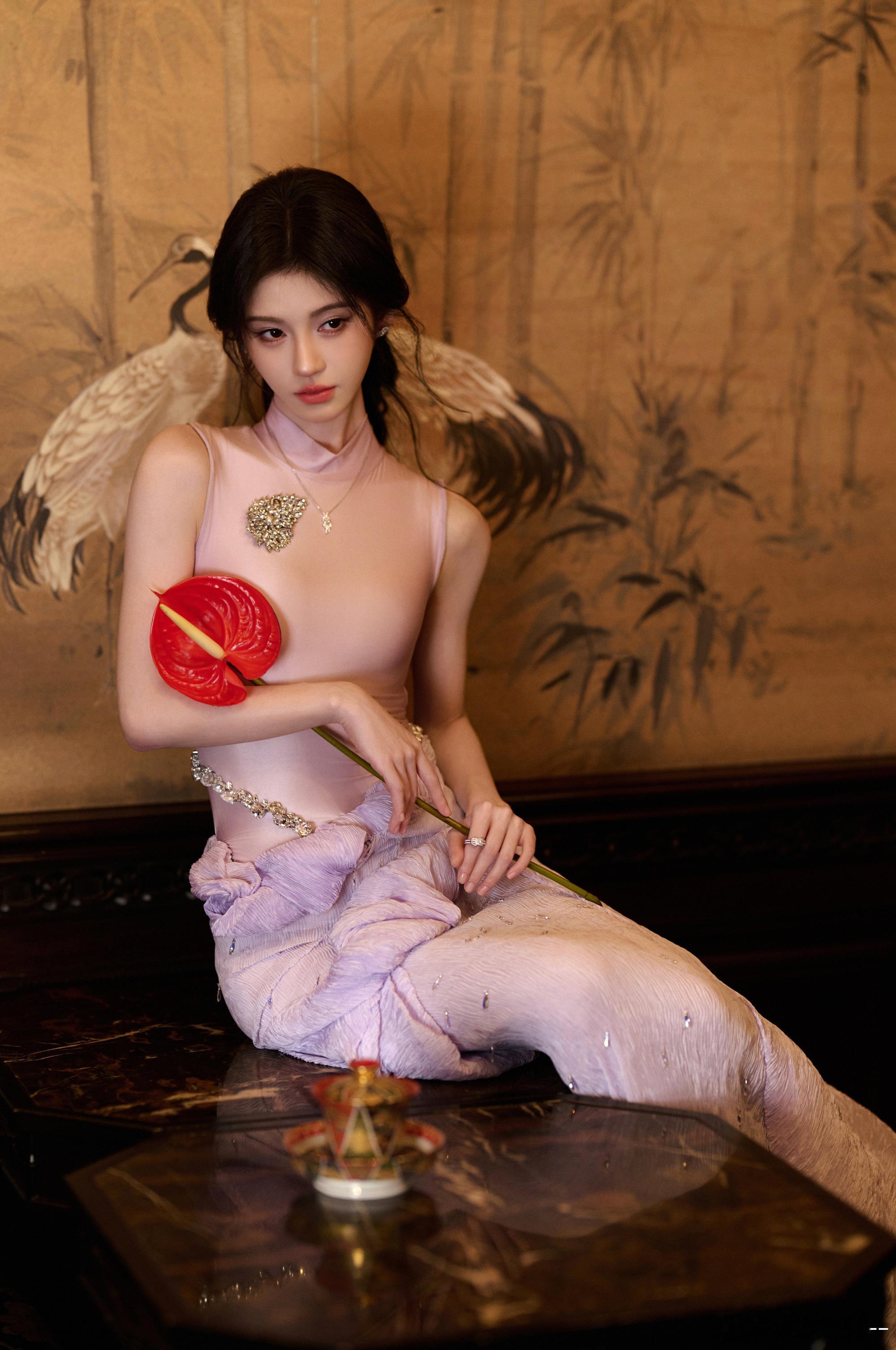 网传鞠婧祎B站跨年 鞠婧祎的每一次舞台都如同精致的艺术品，完美的嗓音与舞蹈让人无