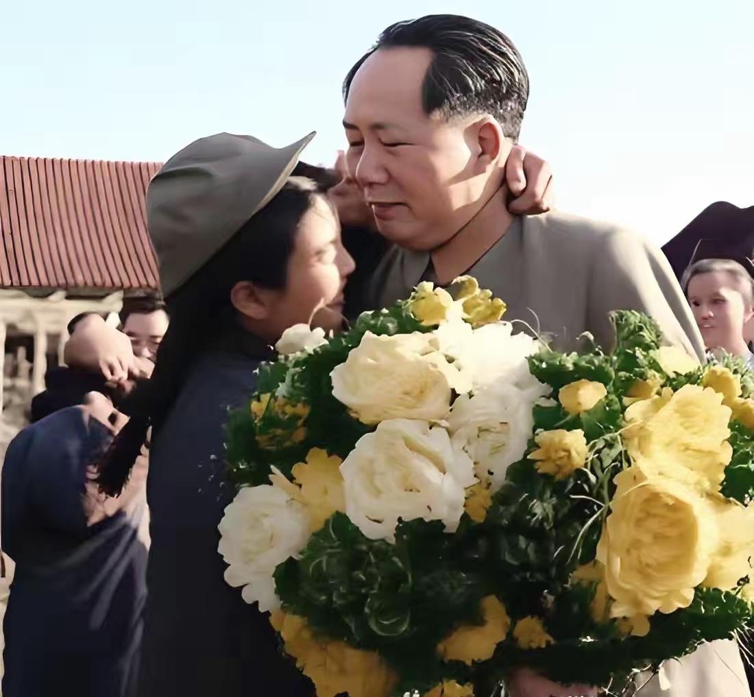 那时，一位从战场胜利归来的志愿军女战士在给毛主席献花时，猝不及防地来一个热烈的拥