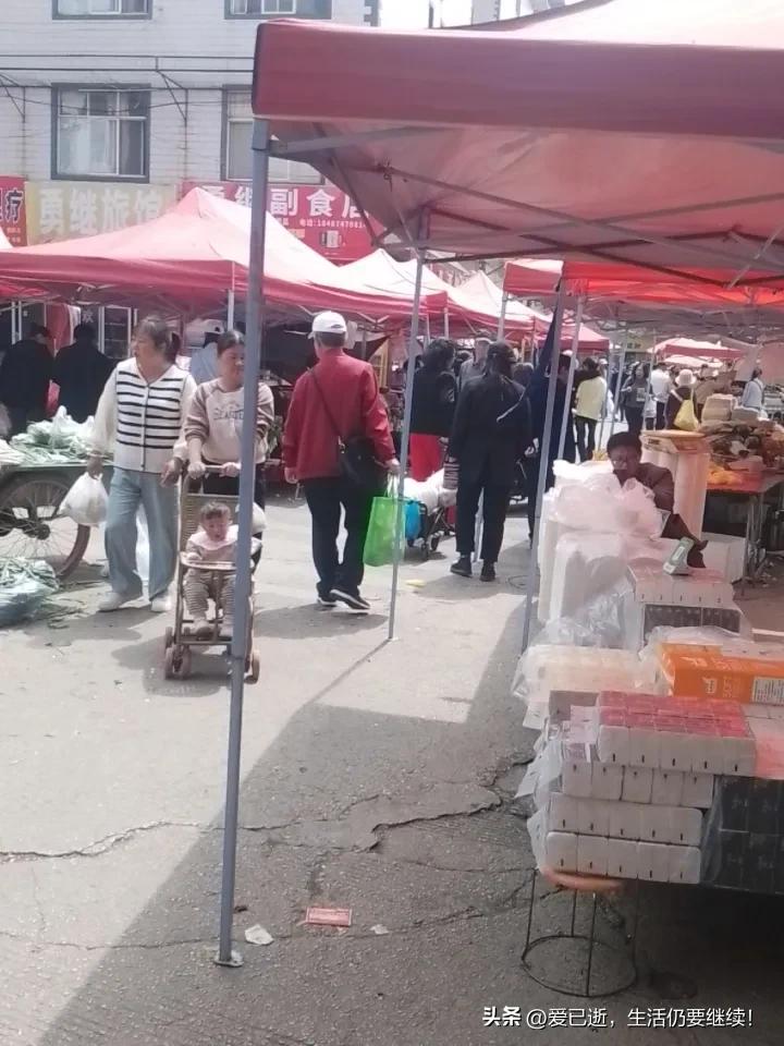 今天又到昆明北市区星期三赶龙头街乡村市集了！人山人山物品琳琅满目，太热闹了！云南