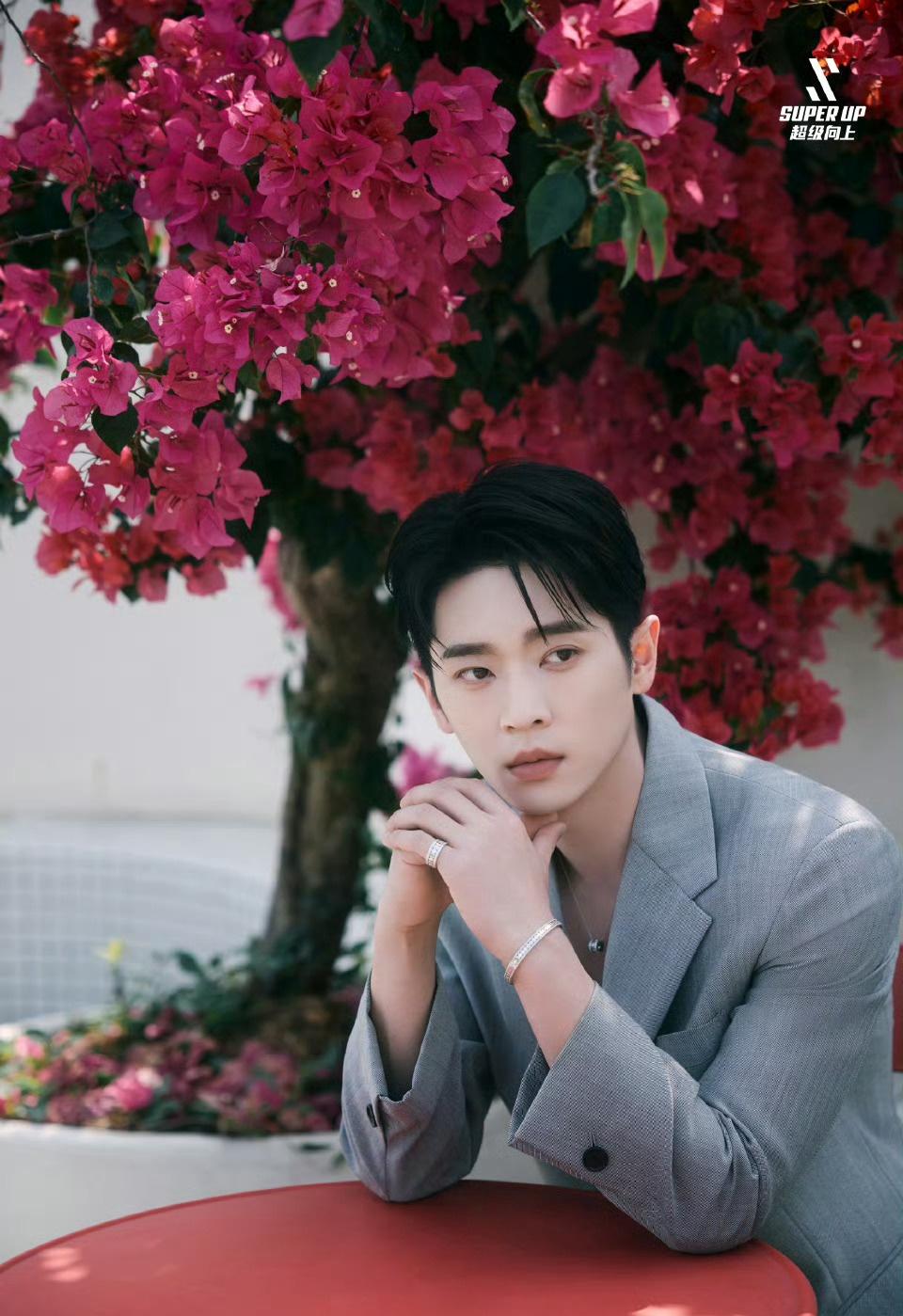 cl丞磊

风很温柔，花很浪漫，你很特别
Wind is gentle, flo