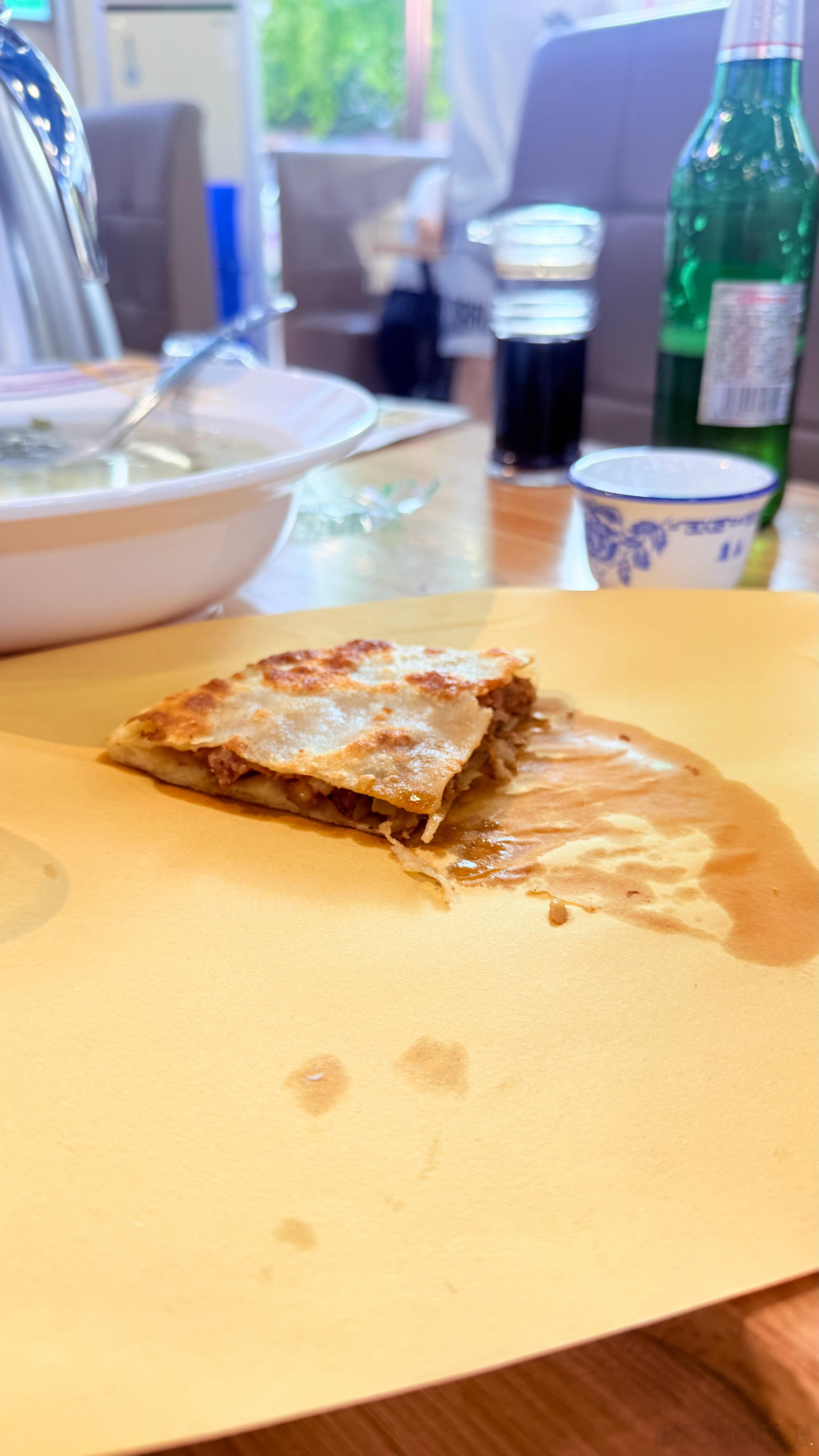 这个饭店的老板胆子真大，这些承诺光一条就可能把饭店干破产。最最关键的是这家饭店还
