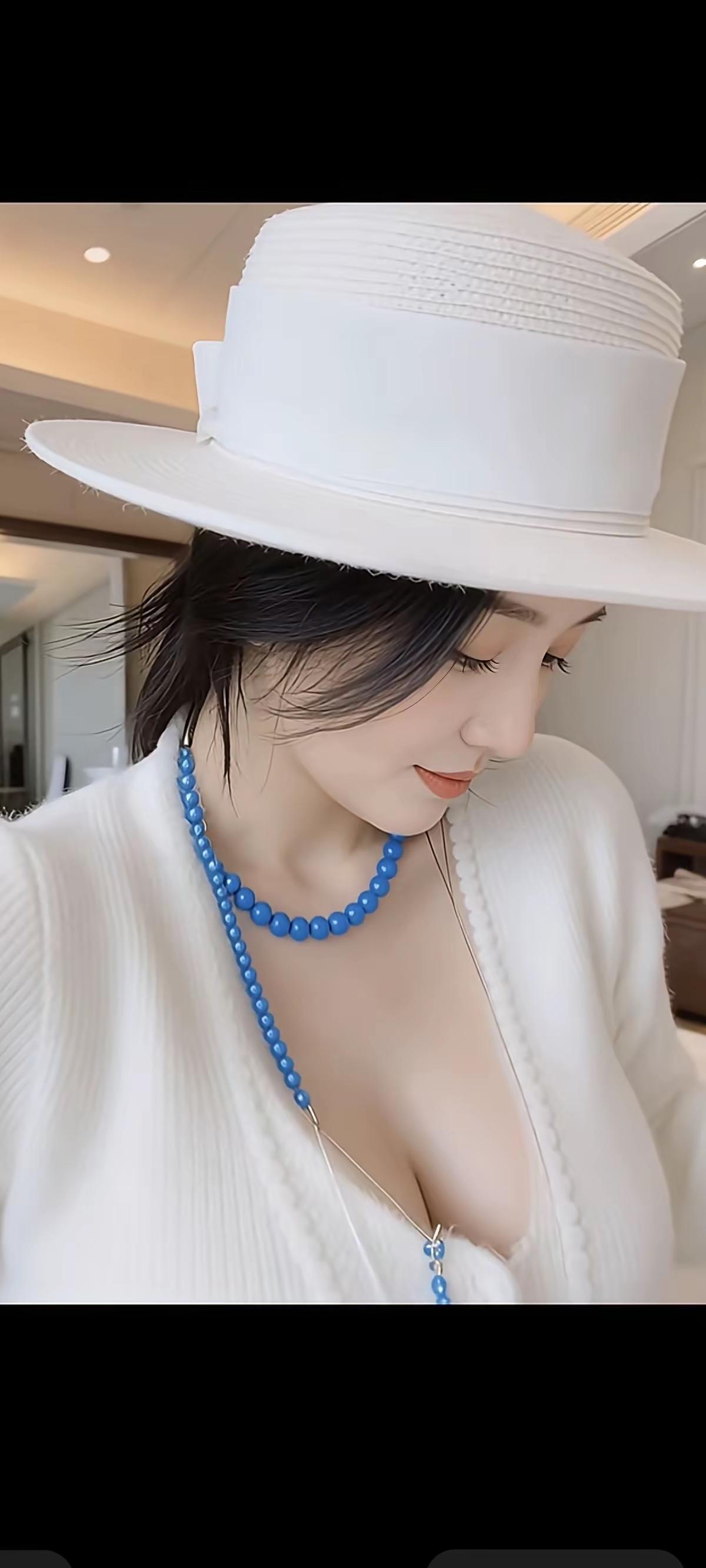 优雅白裙搭配蓝色珍珠项链，尽显高贵气质！