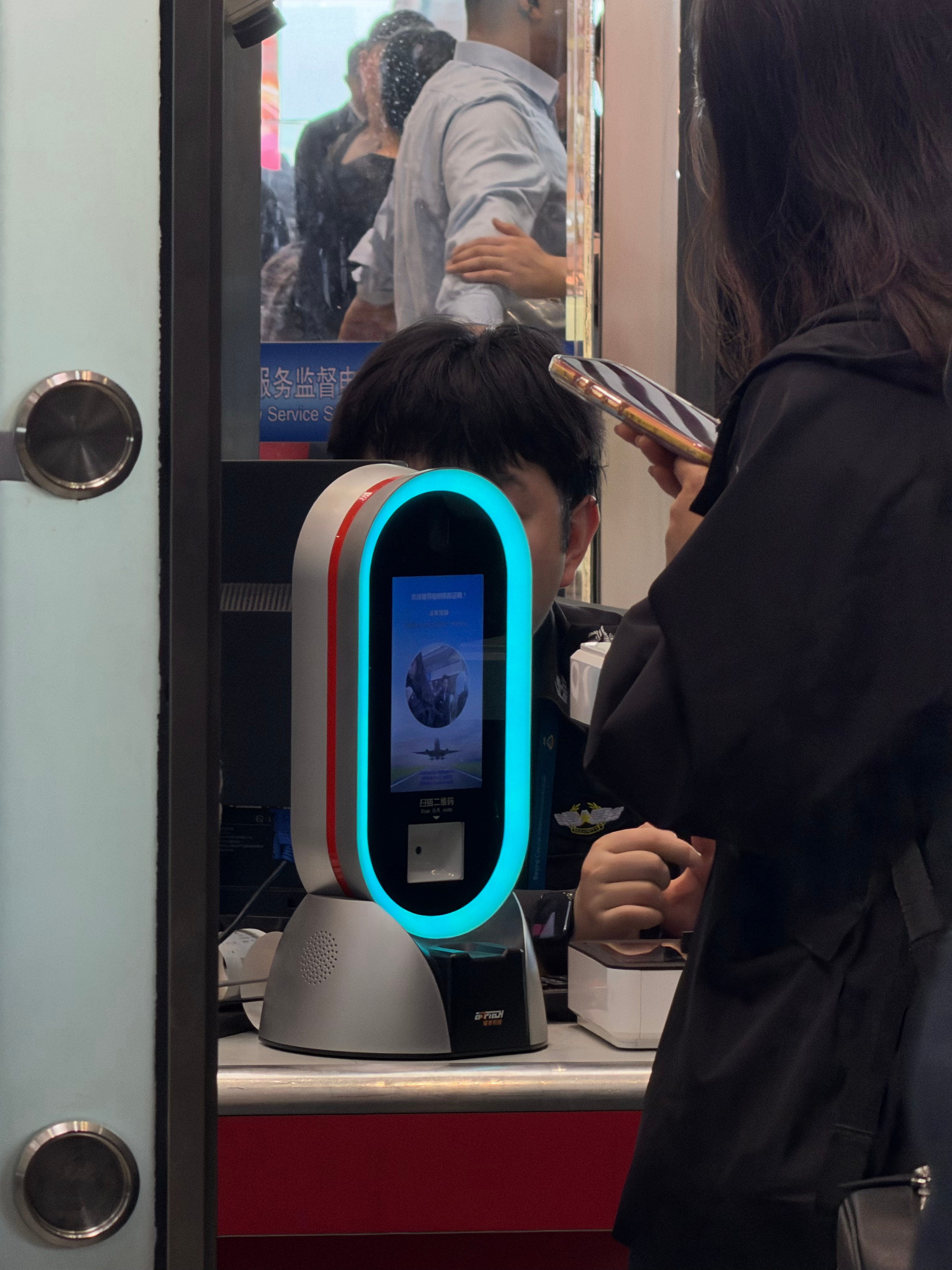 首都机场的易安检，因为是人工核查证件，所以，人流量大就很尴尬了，因为时间和效率和