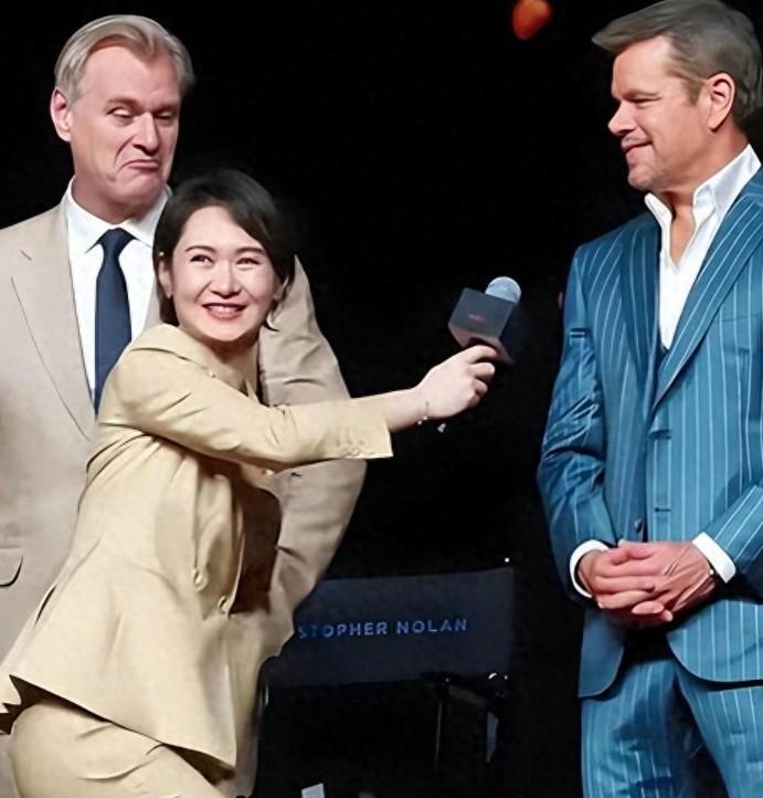 陈璇下蹲采访老外引发热议！
 
犯错误并不可怕，可怕的是明明错了却无视大众的认知