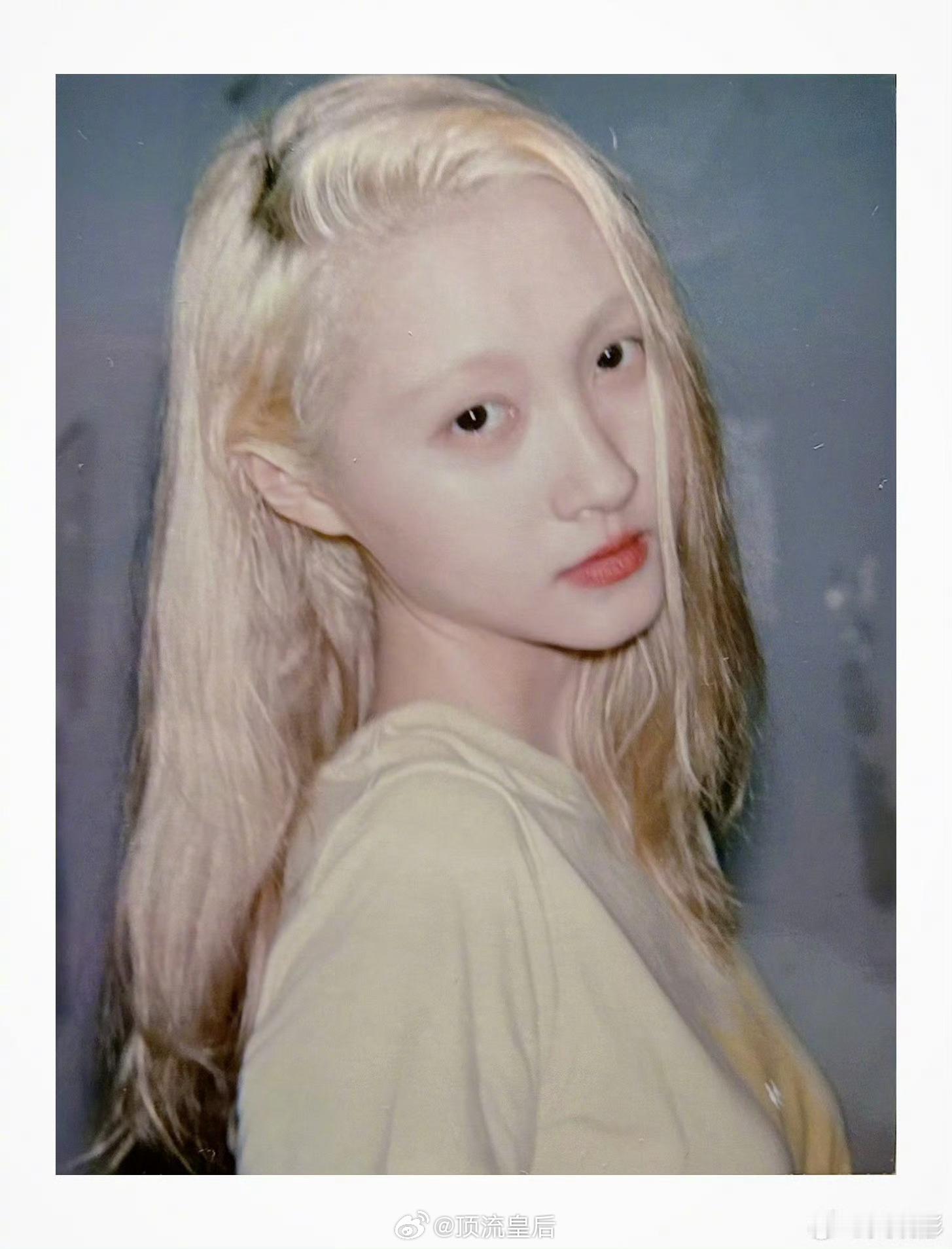 关晓彤晒撕拉片像洋娃娃诶，晓彤金发好看的。 ​​​